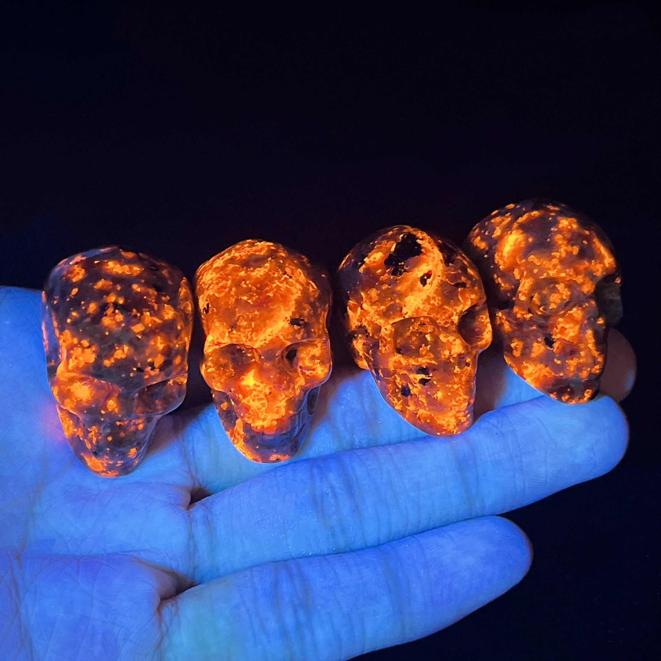 35MM Natural Yooperlite Skull Statue Crystal Flame Stone Gemstone Reiki Healing Figurine Home Decoration Collection Gift