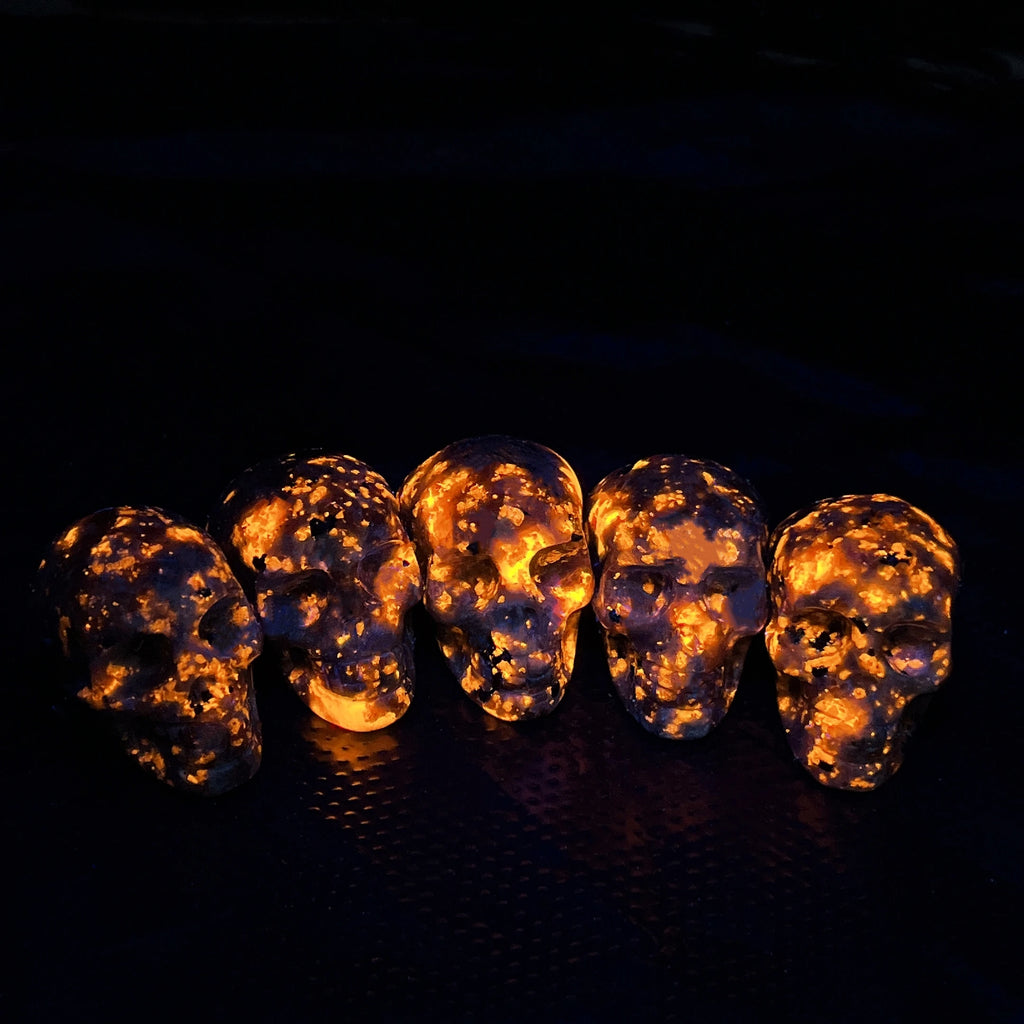 35MM Natural Yooperlite Skull Statue Crystal Flame Stone Gemstone Reiki Healing Figurine Home Decoration Collection Gift