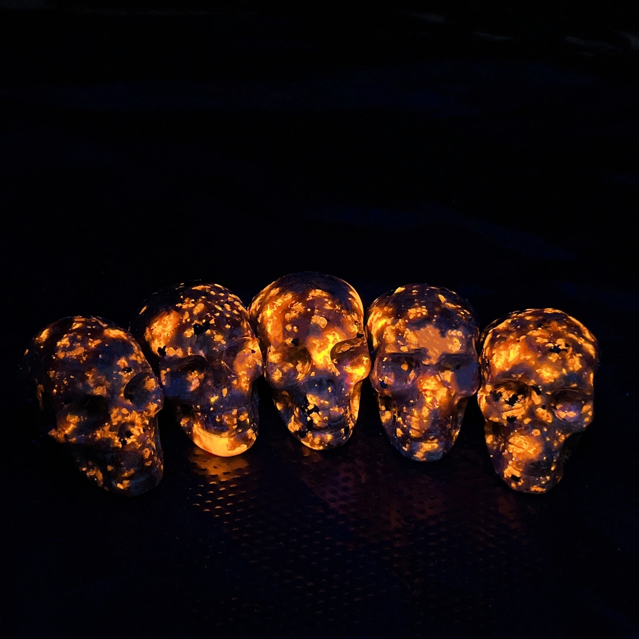 35MM Natural Yooperlite Skull Statue Crystal Flame Stone Gemstone Reiki Healing Figurine Home Decoration Collection Gift