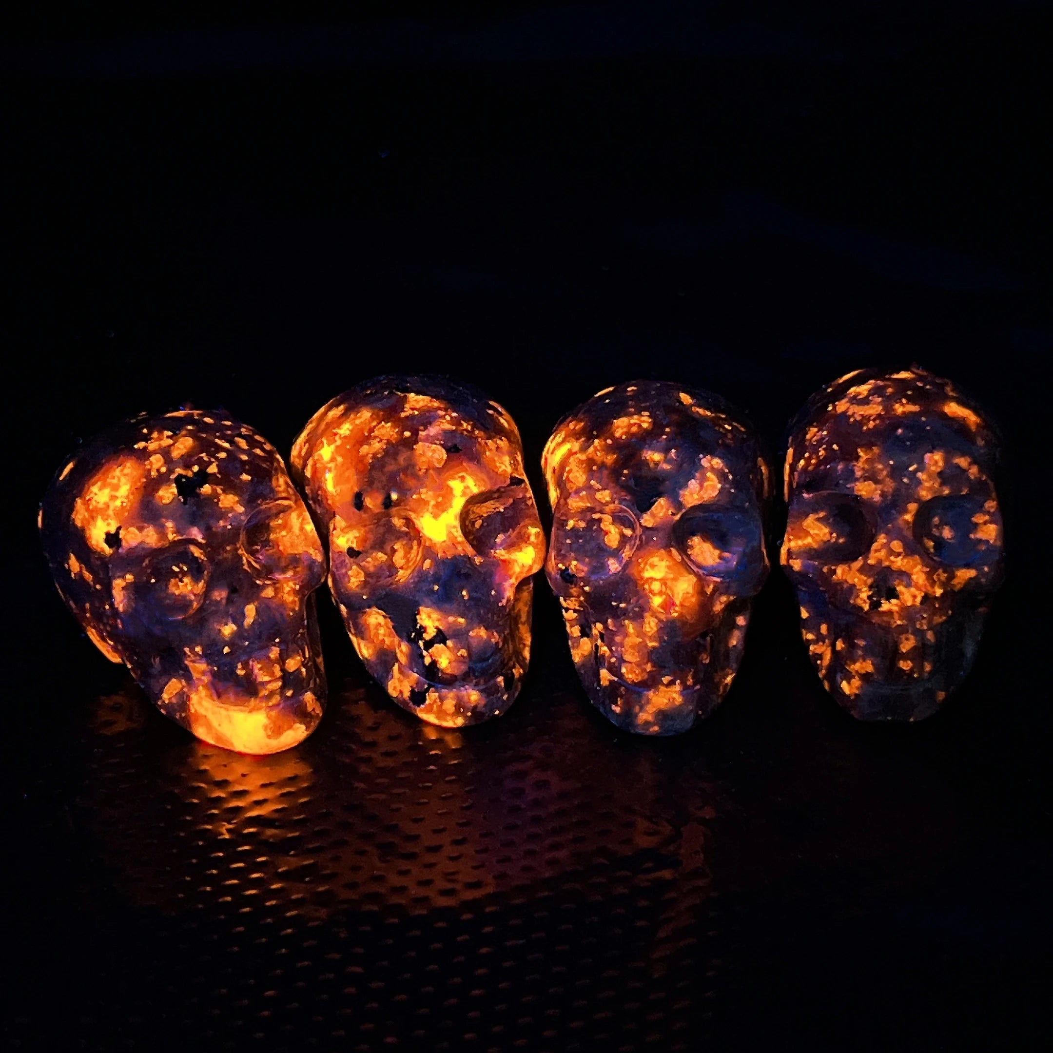 35MM Natural Yooperlite Skull Statue Crystal Flame Stone Gemstone Reiki Healing Figurine Home Decoration Collection Gift