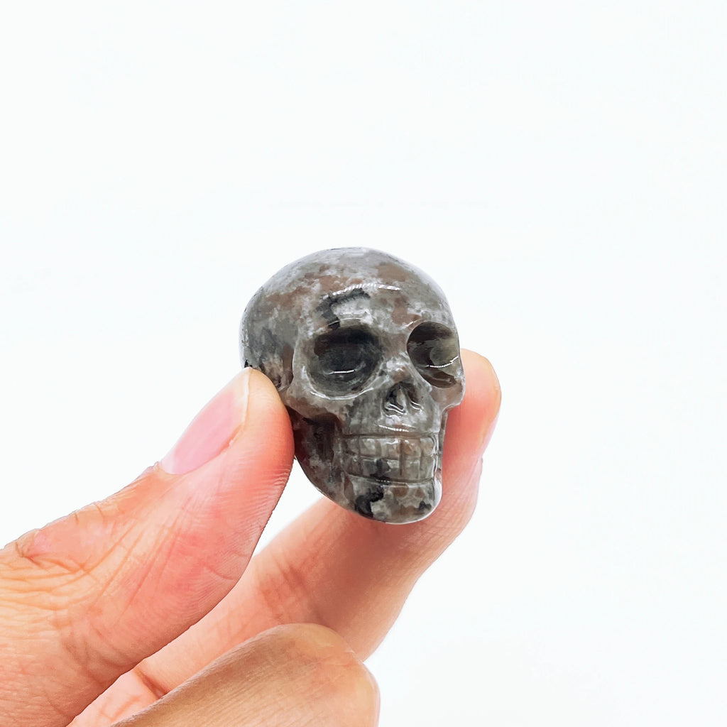 35MM Natural Yooperlite Skull Statue Crystal Flame Stone Gemstone Reiki Healing Figurine Home Decoration Collection Gift
